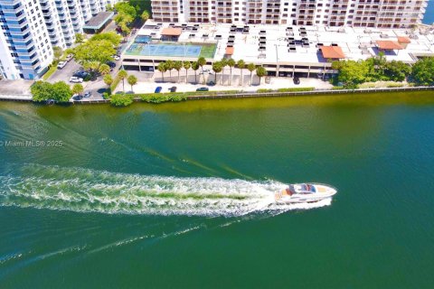 Copropriété à louer à North Miami Beach, Floride: 2 chambres, 100.8 m2 № 1974153 - photo 8