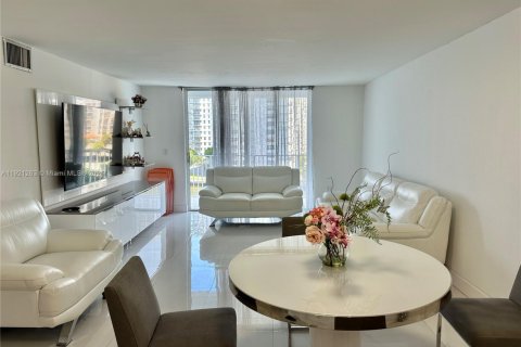 Copropriété à louer à North Miami Beach, Floride: 2 chambres, 100.8 m2 № 1974153 - photo 21