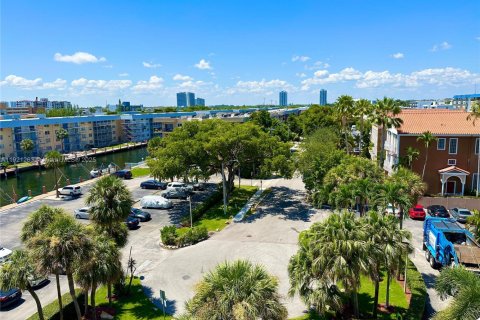 Copropriété à louer à North Miami Beach, Floride: 2 chambres, 100.8 m2 № 1974153 - photo 10