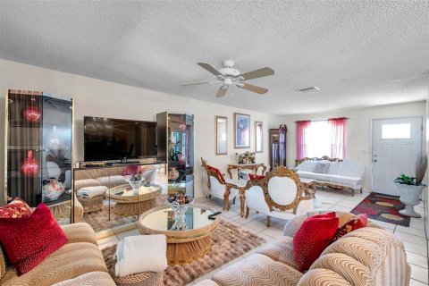 House in Saint Petersburg, Florida 2 bedrooms, 109.62 sq.m. № 1829291 - photo 5