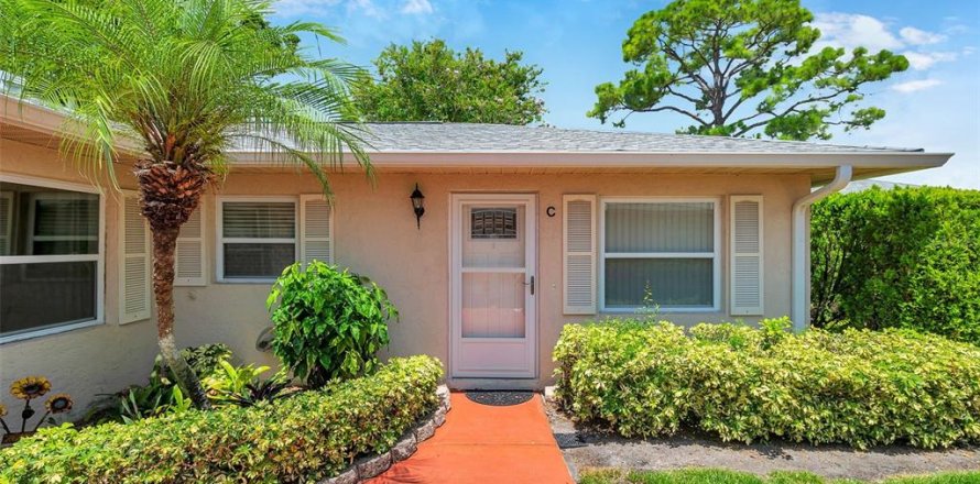 House in Saint Petersburg, Florida 2 bedrooms, 109.62 sq.m. № 1829291