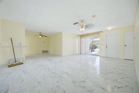 Casa en alquiler en Pembroke Pines, Florida, 3 dormitorios, 143.81 m2 № 2074591 - foto 6
