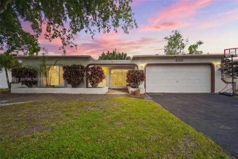 House in Pembroke Pines, Florida 3 bedrooms, 143.81 sq.m. № 2074591