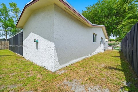 Casa en alquiler en Pembroke Pines, Florida, 3 dormitorios, 143.81 m2 № 2074591 - foto 25