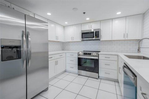 Condo in Miami, Florida, 1 bedroom  № 2179239 - photo 8