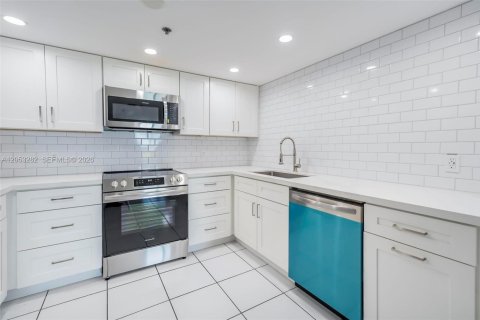 Condo in Miami, Florida, 1 bedroom  № 2179239 - photo 7