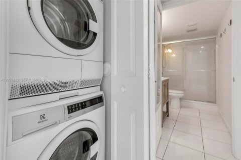 Condo in Miami, Florida, 1 bedroom  № 2179239 - photo 16