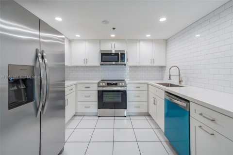 Condo in Miami, Florida, 1 bedroom  № 2179239 - photo 6