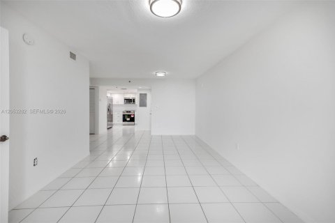 Condo in Miami, Florida, 1 bedroom  № 2179239 - photo 4