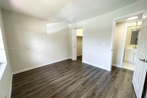 Condo in Sunrise, Florida, 2 bedrooms  № 1936975 - photo 11