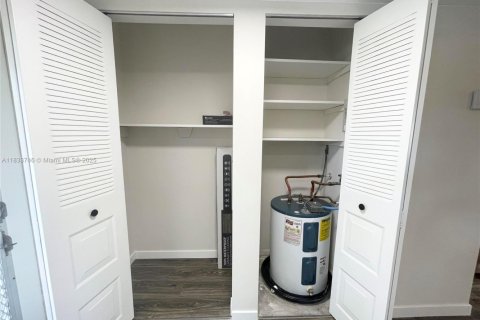 Condo in Sunrise, Florida, 2 bedrooms  № 1936975 - photo 15