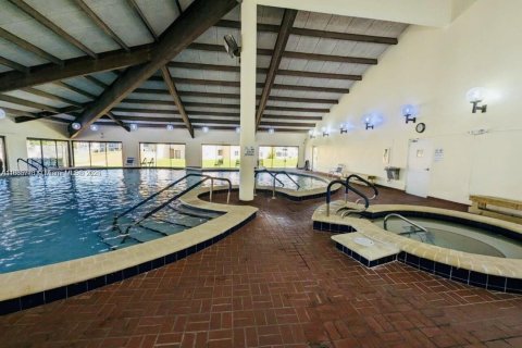 Condo in Sunrise, Florida, 2 bedrooms  № 1936975 - photo 18