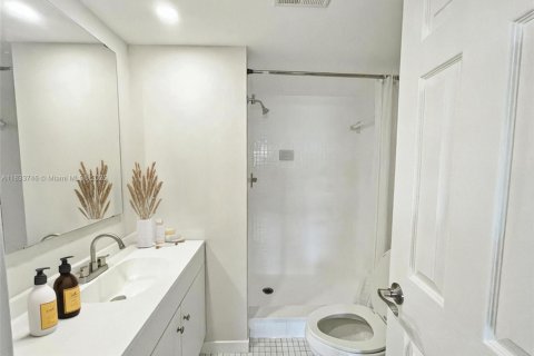 Condo in Sunrise, Florida, 2 bedrooms  № 1936975 - photo 12