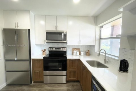 Condo in Sunrise, Florida, 2 bedrooms  № 1936975 - photo 1