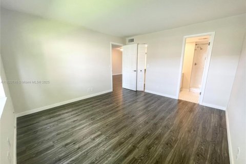 Condo in Sunrise, Florida, 2 bedrooms  № 1936975 - photo 9