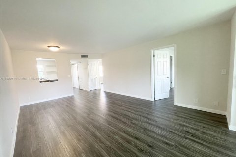 Condo in Sunrise, Florida, 2 bedrooms  № 1936975 - photo 5