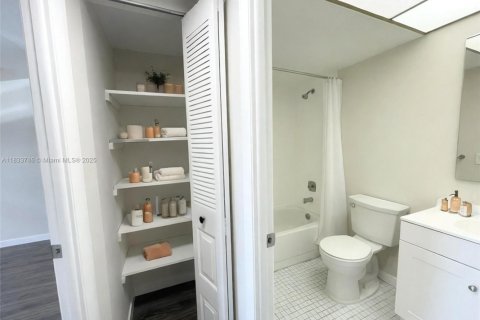 Condo in Sunrise, Florida, 2 bedrooms  № 1936975 - photo 16