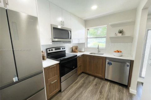 Condo in Sunrise, Florida, 2 bedrooms  № 1936975 - photo 2