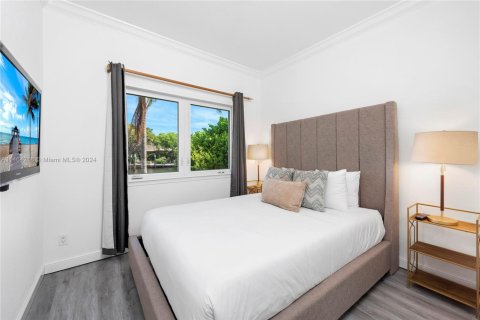 Casa en venta en Hallandale Beach, Florida, 7 dormitorios, 344.11 m2 № 1694372 - foto 23