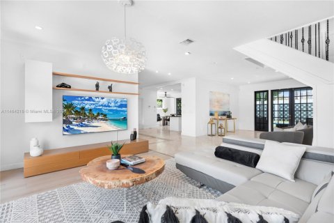 Casa en venta en Hallandale Beach, Florida, 7 dormitorios, 344.11 m2 № 1694372 - foto 27