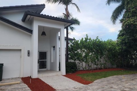 Casa en venta en Hallandale Beach, Florida, 7 dormitorios, 344.11 m2 № 1694372 - foto 14