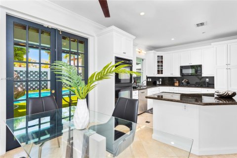 Casa en venta en Hallandale Beach, Florida, 7 dormitorios, 344.11 m2 № 1694372 - foto 29