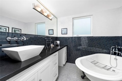 Casa en venta en Hallandale Beach, Florida, 7 dormitorios, 344.11 m2 № 1694372 - foto 19