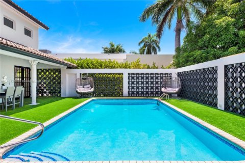 Casa en venta en Hallandale Beach, Florida, 7 dormitorios, 344.11 m2 № 1694372 - foto 3