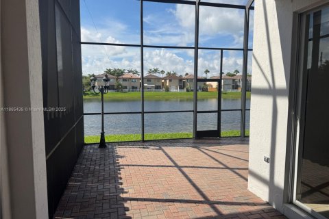 Villa ou maison à louer à Doral, Floride: 3 chambres, 195.47 m2 № 2013684 - photo 12