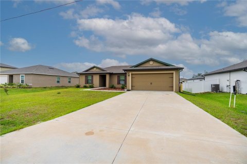 House in Poinciana, Florida 3 bedrooms, 135.92 sq.m. № 1883668 - photo 1
