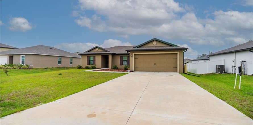 House in Poinciana, Florida 3 bedrooms, 135.92 sq.m. № 1883668