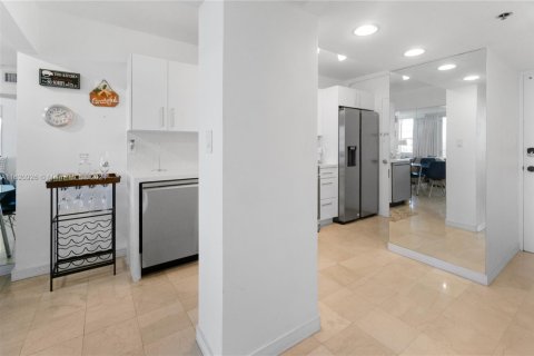 Condo in Miami Beach, Florida  № 2012604 - photo 3