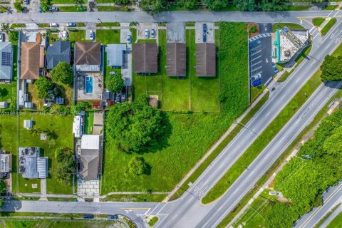 Commercial property in Miami, Florida № 2030274 - photo 2