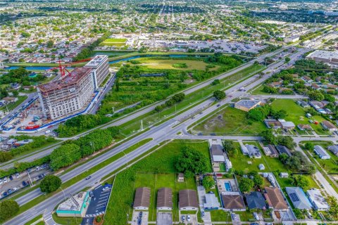 Commercial property in Miami, Florida № 2030274 - photo 12