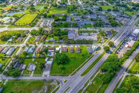 Commercial property in Miami, Florida № 2030274 - photo 4