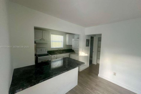 Appartement à louer à Miami, Floride: 1 chambre, 491.45 m2 № 1976866 - photo 2