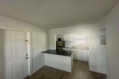 Appartement à louer à Miami, Floride: 1 chambre, 491.45 m2 № 1976866 - photo 1
