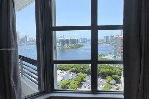 Снять в аренду кондоминиум в Авентура, Флорида 2 спальни, 109.72м2, № 1953965 - фото 12