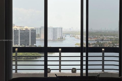 Снять в аренду кондоминиум в Авентура, Флорида 2 спальни, 109.72м2, № 1953965 - фото 5