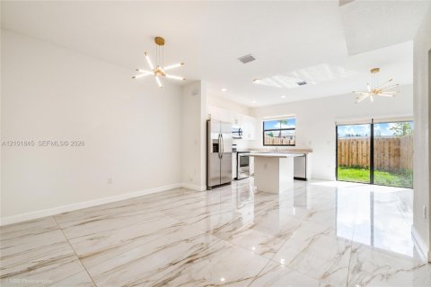 Adosado en venta en Homestead, Florida, 3 dormitorios, 123.37 m2 № 2405980 - foto 2