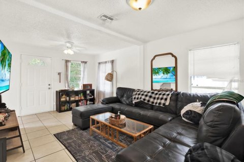 House in Tampa, Florida 3 bedrooms, 75.81 sq.m. № 2105245 - photo 2
