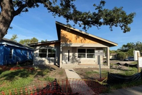 House in Saint Petersburg, Florida 3 bedrooms, 124.3 sq.m. № 2094640
