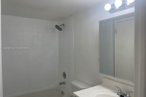 Снять в аренду кондоминиум в Катлер-Бей, Флорида 1 спальня, 55.74м2, № 2050118 - фото 7