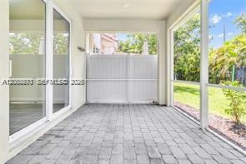 Touwnhouse à louer à Hollywood, Floride: 3 chambres, 164.99 m2 № 2360229 - photo 9