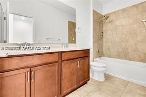 Touwnhouse à louer à Hollywood, Floride: 3 chambres, 164.99 m2 № 2360229 - photo 12