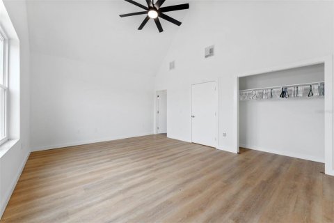 Townhouse in Saint Petersburg, Florida 3 bedrooms, 156.54 sq.m. № 2406356 - photo 20