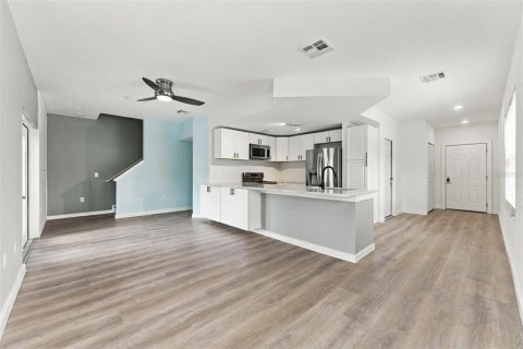 Townhouse in Saint Petersburg, Florida 3 bedrooms, 156.54 sq.m. № 2406356 - photo 9