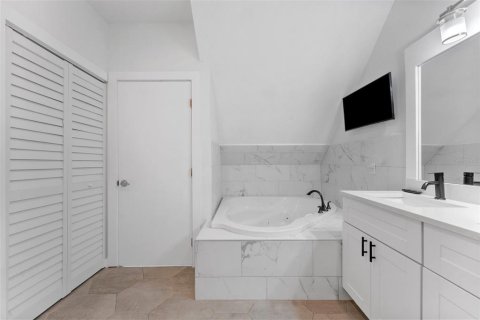 Townhouse in Saint Petersburg, Florida 3 bedrooms, 156.54 sq.m. № 2406356 - photo 23