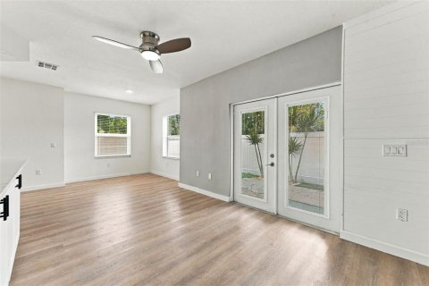 Townhouse in Saint Petersburg, Florida 3 bedrooms, 156.54 sq.m. № 2406356 - photo 10