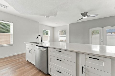Townhouse in Saint Petersburg, Florida 3 bedrooms, 156.54 sq.m. № 2406356 - photo 15